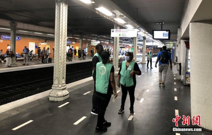 当地时间8月14日，巴黎被法国官方列为新冠病毒传播“高风险地区”。官方指出新冠病毒在巴黎“活跃传播”，授权相关行政部门采取有效措施遏制病毒进一步蔓延。图为巴黎繁忙的城郊铁路车站，有多名工作人员在站台提醒民众戴口罩。
<a target='_blank' href='http://www.chinanews.com/'>中新社</a>记者 李洋 摄