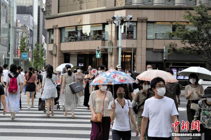 当地时间8月16日，日本东京街头民众撑起伞遮阳。近期日本多地连续出现高温天气，为防疫添忧。
<a target='_blank' href='http://www.chinanews.com/'>中新社</a>记者 吕少威 摄
