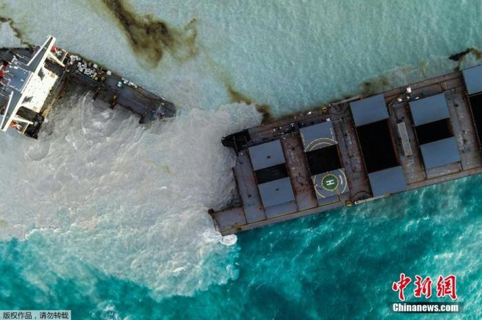 当地时间8月16日，毛里求斯海岸断裂成两半的日本货轮。