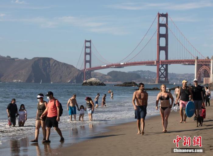 资料图：2020年8月15日，美国旧金山市民在金门大桥附近的贝克海滩纳凉。当日，美国加州的持续高温天气进入第二天，部分地区刷新多年来的最高温纪录。随着轮流断电的继续进行，加州正面临近20年来最严重的电力中断。
<a target='_blank' href='http://www.chinanews.com/'>中新社</a>记者 刘关关 摄