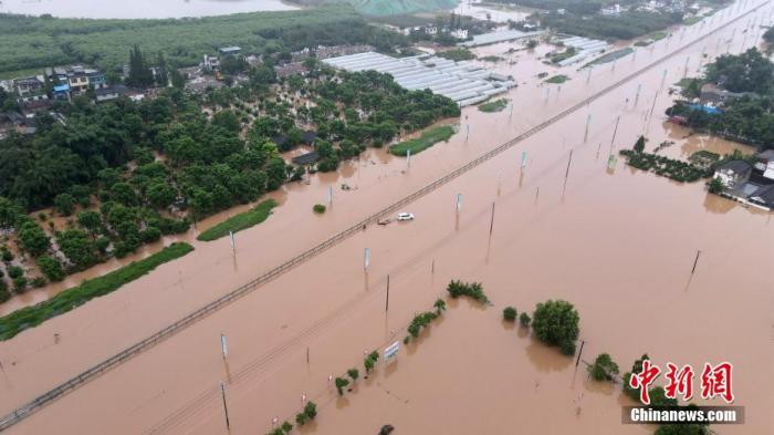 资料图：暴雨引发洪涝灾害，道路、村庄和农田被淹。中新社记者 刘忠俊 摄