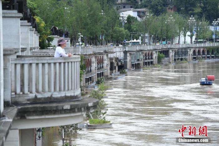 8月17日，长江重庆段水位持续上涨，南滨路的部分沿江商铺和人行步道被洪水淹没。中新社记者 陈超 摄
