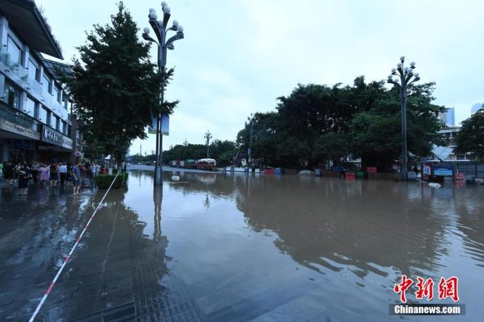 资料图：长江洪水持续上涨。中新社记者 陈超 摄