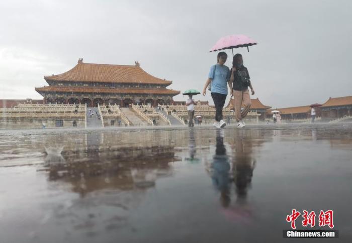 8月18日，北京遭遇降雨天气，游客撑起雨伞在故宫博物院内参观游览。
<a target='_blank' href='http://www.chinanews.com/'>中新社</a>记者 杜洋 摄