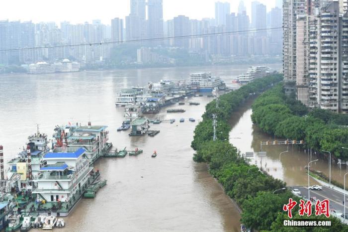 　8月19日，长江洪水淹没重庆南滨路，沿线商铺全部关闭。受近日上游地区强降雨影响，长江重庆段水位全线大幅超保证水位。陈超 摄