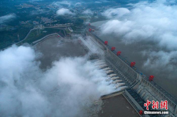 图为航拍8月19日三峡大坝开启10孔泄洪。 王罡 摄