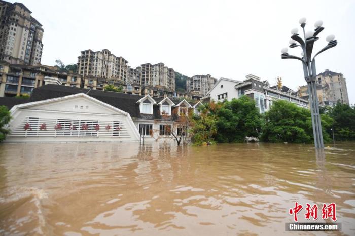 资料图：长江2020年第5号洪水过境重庆主城，周边的建筑被淹。 陈超 摄