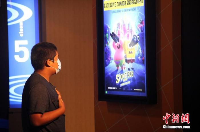 图为一位青少年观众驻足观看电影海报。<a target='_blank' href='http://www.chinanews.com/'>中新社</a>记者 余瑞冬 摄