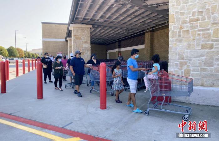 当地时间8月23日，得克萨斯州休斯敦地区一超市外排起长队，当地民众为应对飓风灾害而采购物资。
<a target='_blank' href='http://www.chinanews.com/'>中新社</a>记者 曾静宁 摄