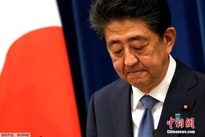 当地时间8月28日下午5时许，日本首相安倍晋三在新闻发布会上，宣布辞去首相职务。图为新闻发布会现场。