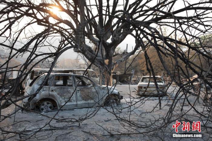 美国北加州瓦卡维尔几辆汽车被山火损毁。<a target='_blank' href='http://www.chinanews.com/'>中新社</a>记者 刘关关 摄