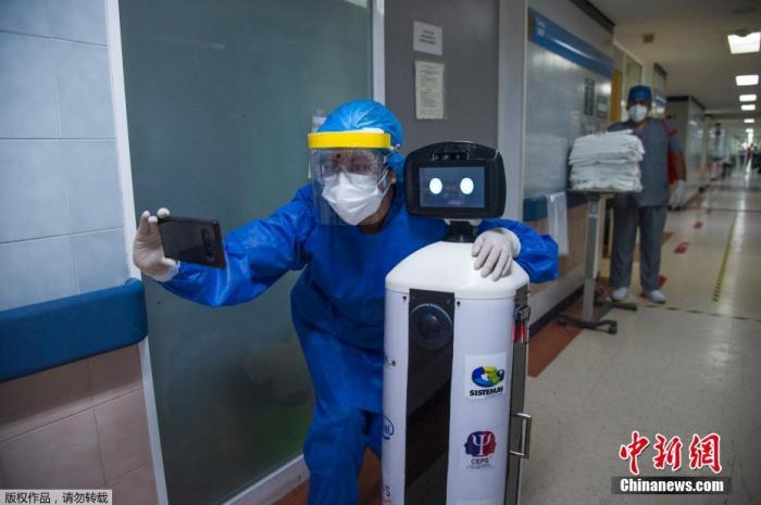当地时间8月27日,墨西哥墨西哥城,在国家医疗中心,一个名为LaLuchy Robotina的移动设备用来帮助医护人员咨询和评估新冠肺炎患者。这项发明也是作为医院精神病学,心理学和神经心理学服务的一部分。 当地时间8月27日,墨西哥墨西哥城,在国家医疗中心,一个名为LaLuchy Robotina的移动设备用来帮助医护人员咨询和评估新冠肺炎患者。这项发明也是作为医院精神病学,心理学和神经心理学服务的一部分。