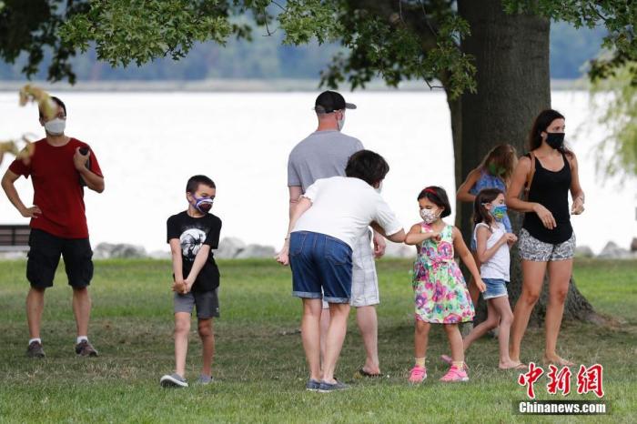 当地时间8月31日，美国纽约州威彻斯特县的一处河滨公园，学生与老师会面时互碰手肘致意。<a target='_blank' href='http://www.chinanews.com/'>中新社</a>记者 廖攀 摄