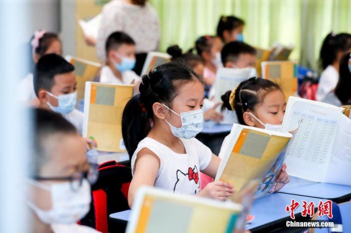 9月1日，武汉市江岸区博雅小学的学生们在教室里上语文课。当日，武汉中小学正式开学。
中新社记者 张畅 摄