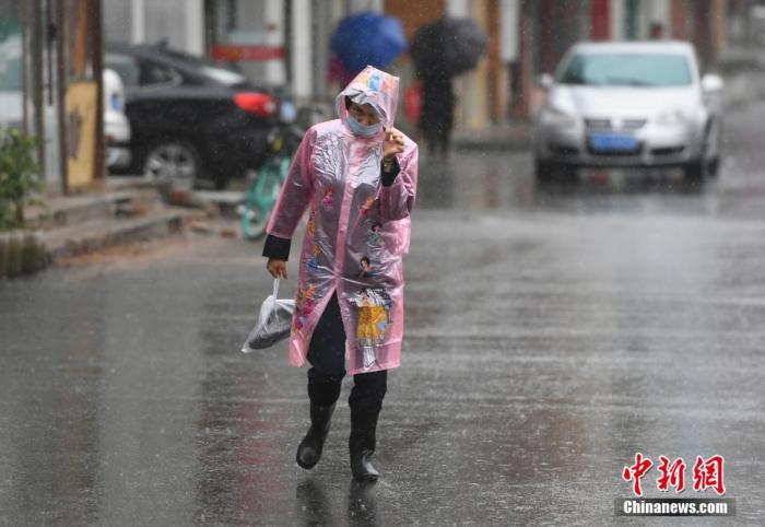 9月3日，吉林长春，市民顶风冒雨出行。当天，受今年第9号台风“美莎克”影响，吉林省多地出现降雨，部分地方出现暴雨。一些地区要求学校停课一天，机场部分航班被迫取消。
中新社记者 张瑶 摄