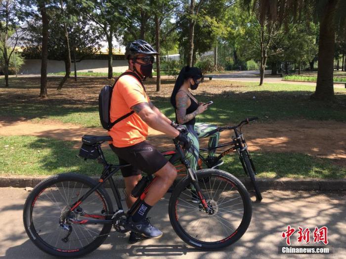当地时间9月4日，巴西圣保罗，市民在当地一公园骑行锻炼。