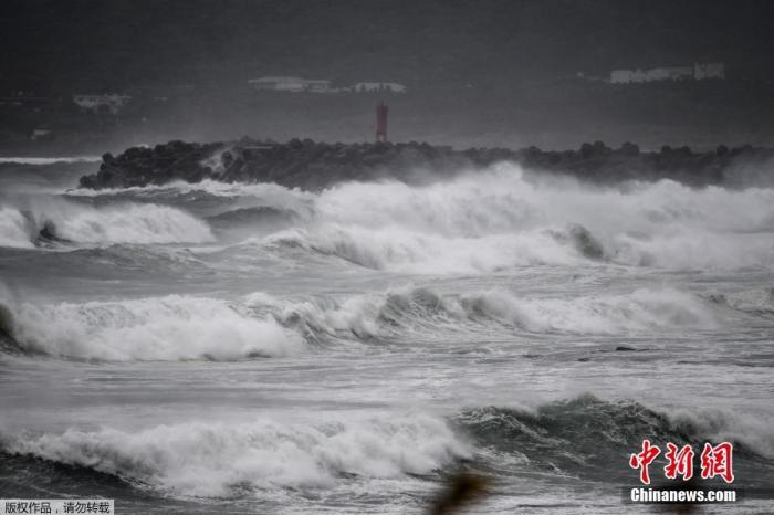 当地时间9月6日，日本鹿儿岛县枕崎，台风“海神”逼近，海岸掀起巨浪。