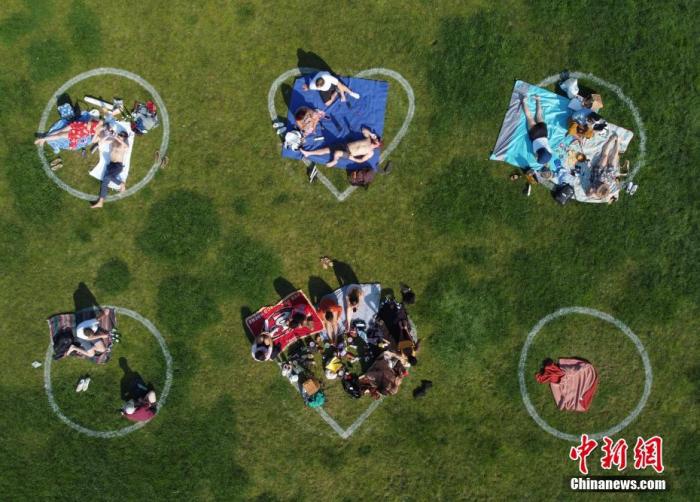 当地时间9月5日，美国旧金山多洛雷斯公园在草坪上画出数百个心形以及圆形图案，以敦促前来休闲娱乐的人们保持“社交距离”。
<a target='_blank' href='http://www.chinanews.com/'>中新社</a>记者 刘关关 摄