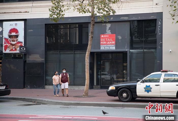 当地时间9月5日，美国加州旧金山市民从一家关闭的商店门口经过。旧金山当地媒体援引美国点评网站的资料称，自新冠肺炎疫情暴发以来，湾区已有超过2000家企业永久关闭。<em></em>
中新社记者 刘关关 摄