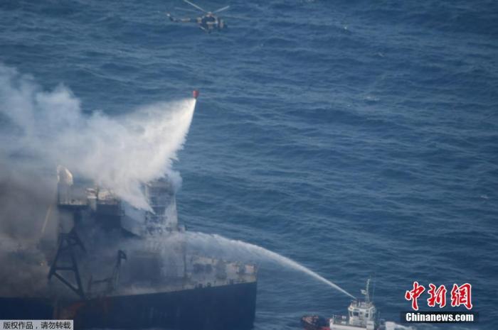 当地时间9月6日，在斯里兰卡以东海域，救援船正在为新钻石号油轮灭火。 据悉，“新钻石”号油轮火势已得到控制，目前没有漏油风险。