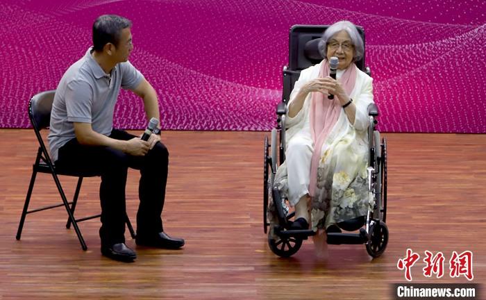 9月10日，中国教师节，已96周岁高龄的叶嘉莹坐在轮椅上，回望近百年诗词人生，讲述“弱德之美”，她说：“我最后的一个希望，是要把中国传统的‘吟诵’整理完，留给后人。”当日，叶嘉莹文学纪录片《掬水月在手》教师节特别展映活动在天津南开大学举行。依循旧例，叶嘉莹先生也为南开师生讲授开学第一课，传播中华诗词魅力。
<a target='_blank' href='http://www.chinanews.com/'>中新社</a>记者 张道正 摄