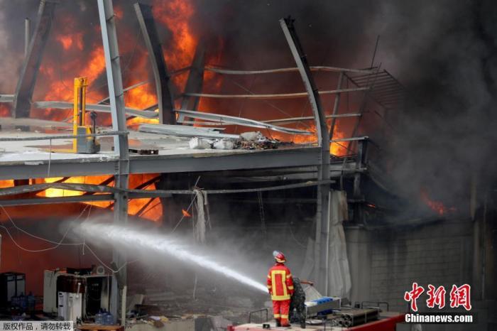 当地时间9月10日，黎巴嫩贝鲁特港口区发生大火，引发当地居民的恐慌。该区上个月刚发生大规模爆炸，造成数千人伤亡。10日中午，一股黑烟从港口区滚滚而出，橙色的火焰从地面上升起。黎巴嫩军方表示，火灾发生在港口免税区的一个存放油和轮胎的仓库。