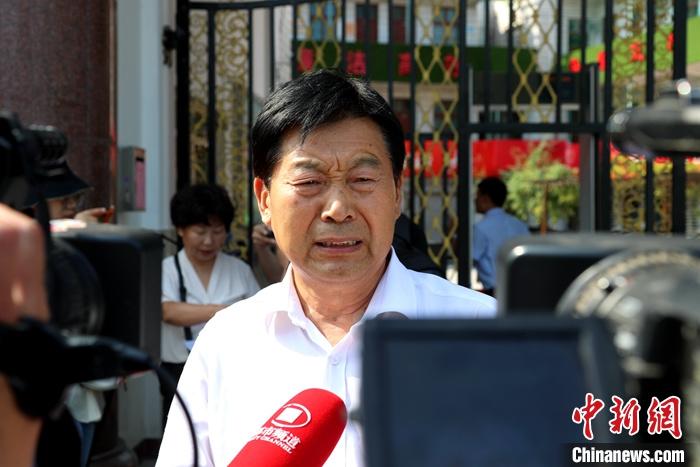 9月11日，“错换人生28年”案件在河南省开封市鼓楼区人民法院开庭，姚策生父接受媒体采访。
中新社记者 王中举 摄