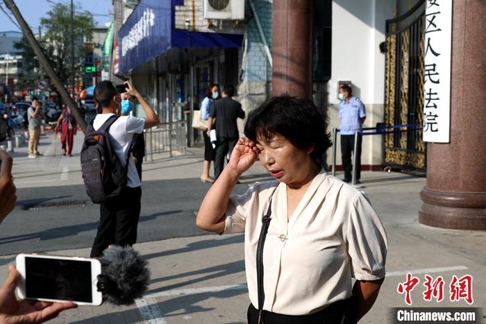 9月11日，“错换人生28年”案件在河南省开封市鼓楼区人民法院开庭，姚策生母在法院门前接受媒体采访。
中新社记者 王中举 摄