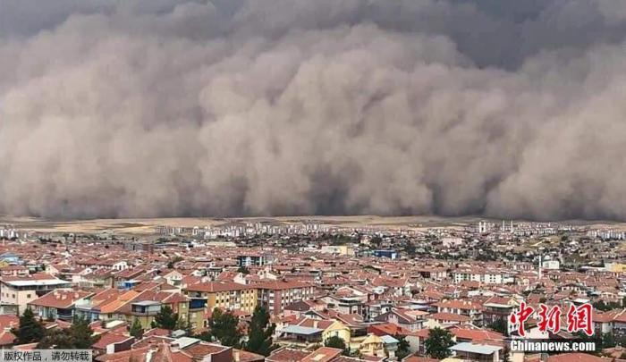 当地时间2020年9月12日，土耳其，一场沙尘暴席卷了安卡拉。