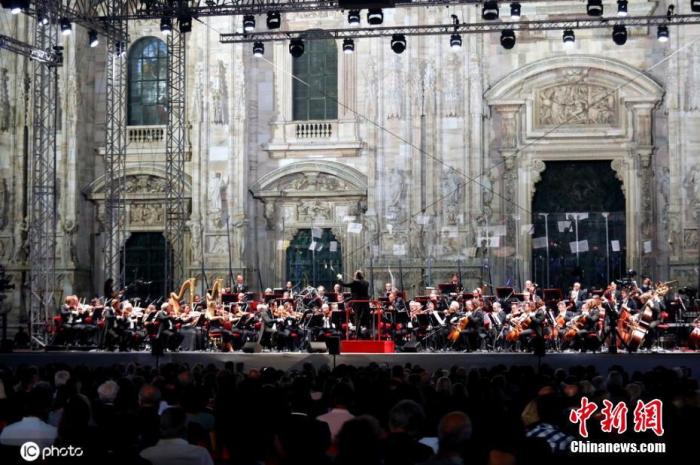 当地时间9月13日，意大利米兰， Scala交响乐团举行音乐会。据悉，这是时隔多个月来，意大利首次在广场举行音乐会。图片来源：ICphoto