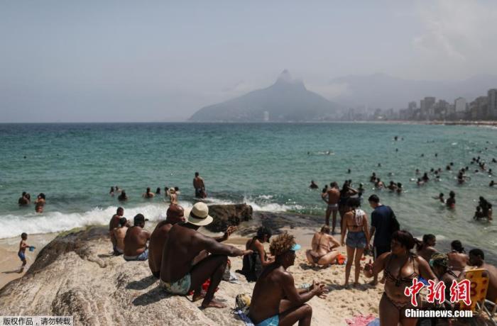 资料图：当地时间2020年9月13日，巴西里约热内卢，大批游客在海滩休闲。