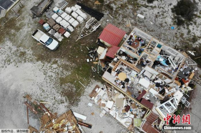 当地时间9月17日，在美国佛罗里达州Perdido Key，当地一家企业的房屋在飓风过境时被损毁，一片狼藉。