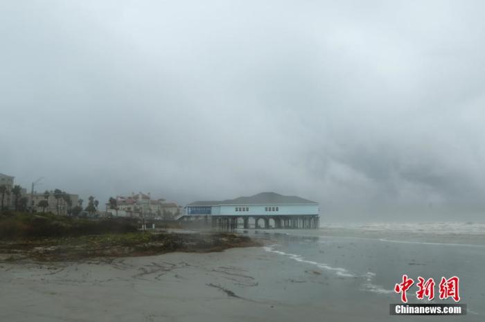 当地时间9月21日，美国国家飓风中心的数据显示，热带风暴“贝塔”预计于当晚在美国休斯敦市西南100英里处的马塔哥达湾登陆，将给得克萨斯州东南部地区带来强降雨。图为当日上午，位于得州东南部的加尔维斯顿岛已能够感受到“贝塔”带来的风雨影响。
<a target='_blank' href='http://www.chinanews.com/'>中新社</a>记者 曾静宁 摄