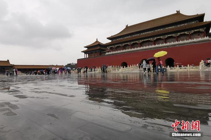 9月23日，北京出现降雨天气，游客冒雨游览故宫博物院。王珊珊 摄