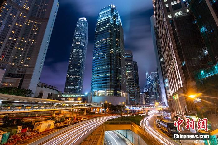 资料图：香港中环夜景。中新社记者 张炜 摄
