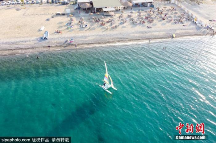 当地时间9月19日，意大利克雷布里亚海岸的爱奥尼亚海海滩，游客们在海面上游玩。图片来源：Sipaphoto 版权作品 禁止转载