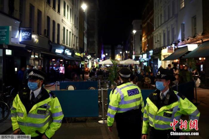 当地时间9月24日，英国伦敦，警察在街头巡逻。