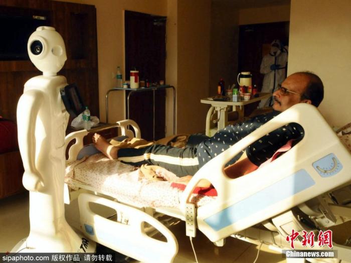 当地时间9月28日，印度诺伊达，印度北方邦(Uttar Pradesh)的Yathartha医院用机器人帮助患者与外界联系。据悉，Yathartha医院治疗了259名新冠肺炎患者，是印度私立医院中治疗人数最多的。图片来源：Sipaphoto 版权作品 请勿转载