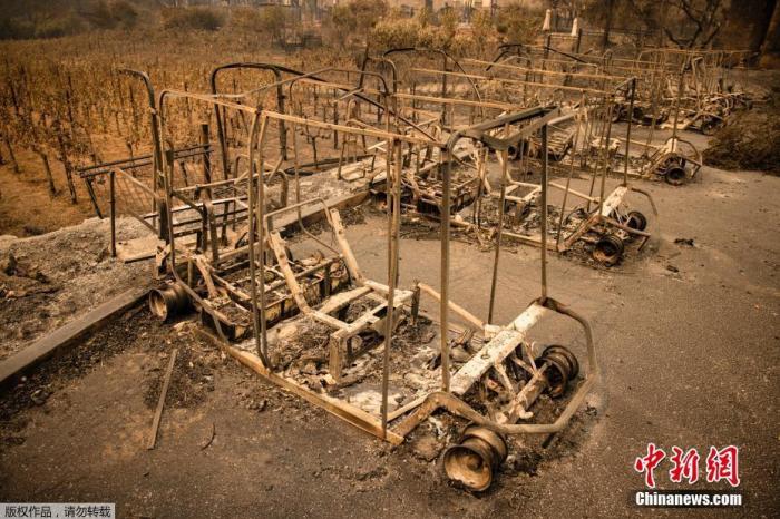 当地时间2020年9月30日，美国加州纳帕谷，蔓延速度最快的“玻璃大火”(Glass Fire)肆虐纳帕著名的葡萄酒产区，已造成3人死亡，葡萄园区遍地废墟。