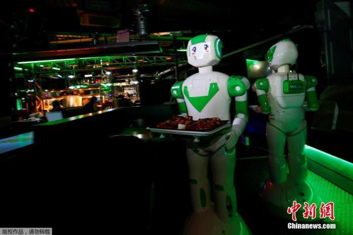 当地时间10月2日，英国米尔顿Keynes，受新冠疫情持续影响，当地一家餐馆推出机器人服务员。