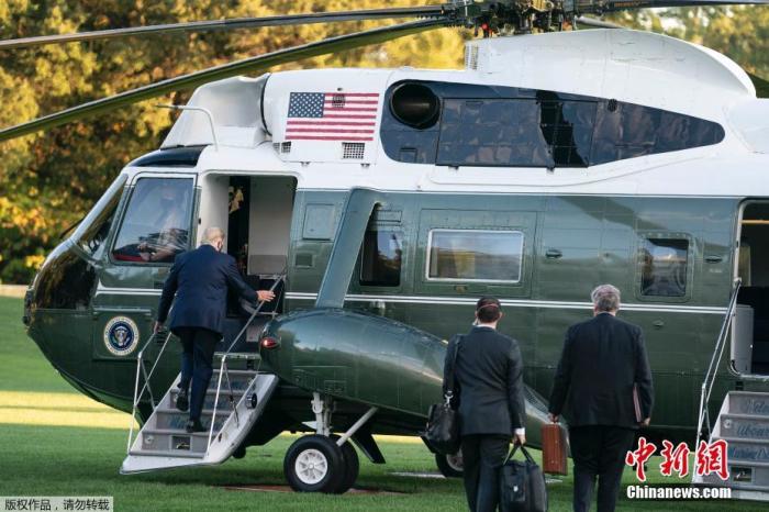 当地时间10月2日下午，美国总统特朗普在确诊感染新冠病毒后首度公开亮相。他当天下午从白宫乘机前往马里兰州一家军事医院。