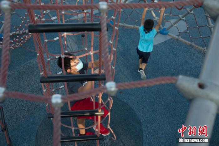 资料图：当地时间10月4日，美国北加州圣马特奥市儿童在一处游乐场玩耍。<a target='_blank' href='http://www.chinanews.com/'>中新社</a>记者 刘关关 摄