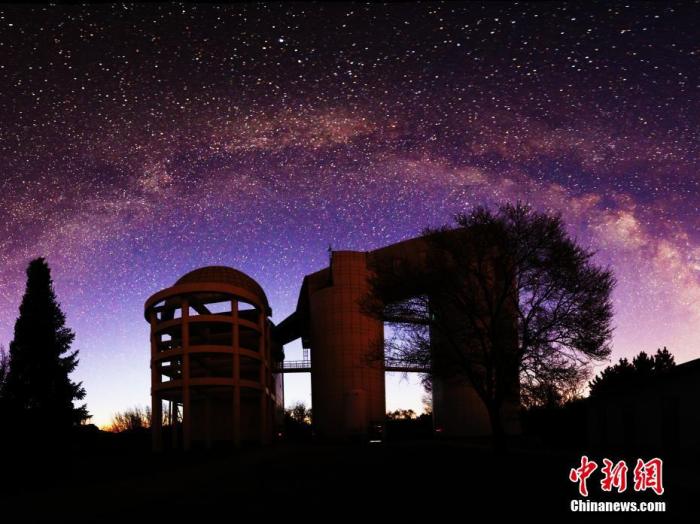 图为国际团队研究使用巡天数据的中国郭守敬望远镜(大天区面积多目标光纤光谱天文望远镜，英文缩写LAMOST)在星空下的资料图片。
<a target='_blank' href='http://www.chinanews.com/'>中新社</a>发 陈颖为 摄 图片来源：cnsphoto