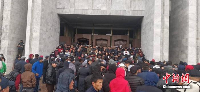 当地时间10月6日，吉尔吉斯斯坦反对派支持者占领位于首都比什凯克、集总统府和议会办公地点为一体的政府大楼“白宫”。 路康 摄