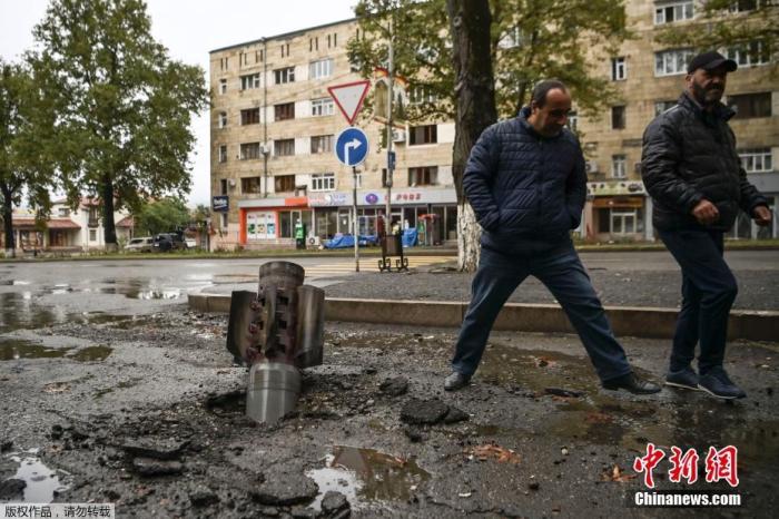 当地时间10月6日，在亚美尼亚和阿塞拜疆持续武装冲突期间，纳戈尔诺-卡拉巴赫地区的主城斯蒂芬纳克街道上出现一颗未引爆的炸弹。