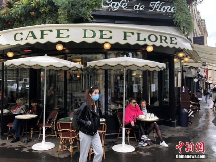 当地时间10月6日，法国首都巴黎开始执行防疫新措施，以落实官方将巴黎划入疫情“最强警报区”之后的相关举措。巴黎社会各界对于防疫新措施大体反应平静。能够代表巴黎日常生活方式的咖啡馆如果不销售酒精饮品，能够遵守防疫措施，可以继续营业，其中包括著名的花神咖啡馆。
<a target='_blank' href='http://www.chinanews.com/'>中新社</a>记者 李洋 摄