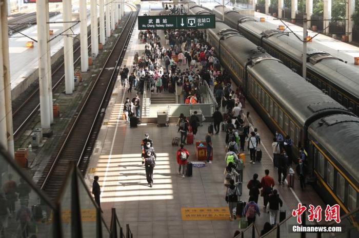 10月8日，湖北武汉，武昌火车站，铁路迎来返程客流高峰，旅客出行秩序井然。图片来源：视觉中国