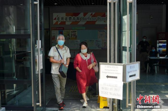 10月10日，有市民陆续来到位于香港港湾道体育馆的临时检测中心，自愿参加核酸检测。<a target='_blank' href='http://www.chinanews.com/'>中新社</a>记者 张炜 摄