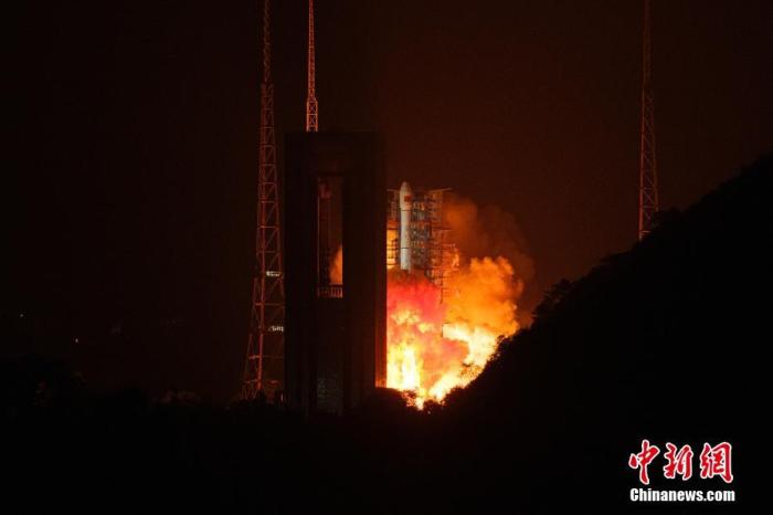 北京时间10月12日0时57分，中国在西昌卫星发射中心用长征三号乙运载火箭，成功将高分十三号卫星发射升空，卫星顺利进入预定轨道。高分十三号卫星是高轨光学遥感卫星，主要用于国土普查、农作物估产、环境治理、气象预警预报和综合防灾减灾等领域，可为国民经济发展提供信息服务。
郭文彬 摄