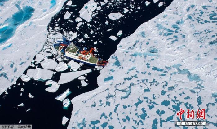 资料图：2014年7月21日，德国“北极星”号科考船在北冰洋中部探险。